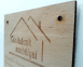 Felakasztható otthoni üdvözlőtábla egyedi gravírozott szöveggel figurával