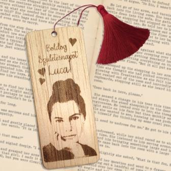 Gravírozott könyvjelző natúr fából egyedi szöveggel és illusztrációval