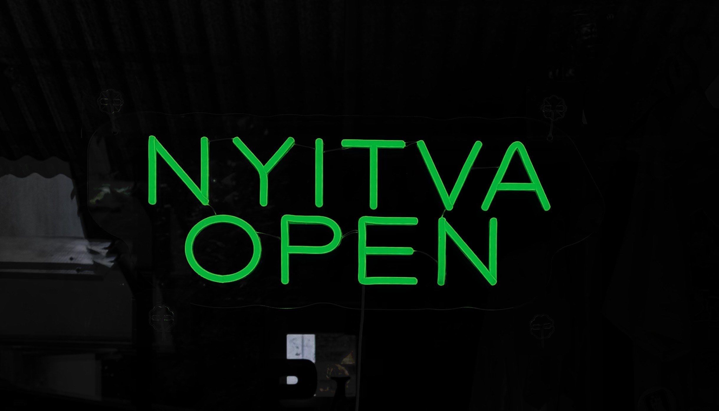 LED NEON TÁBLA egyedi felirattal, falra szerelhető, egy vagy többsoros szöveggel