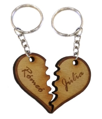 Összetartozó fél szívek nevekkel biléta párpknak kulcstartó lánccal és karikával ellátva 2db-os gravírozott bükkfa kivitelben
