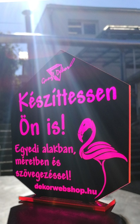 Speciális megvilágítható fekete-rózsaszín üvegdíj-szerű műanyag tábla egyedi gravírozott logóval figurával szöveggel