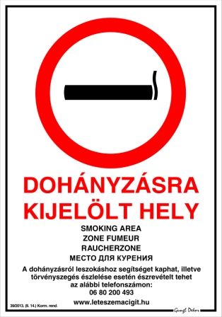 Dohányzásra kijelölt hely kormányrendelet alapján 5 nyelven tábla matrica, fehér alapon áthúzott cigaretta, 5 nyelven ráírva