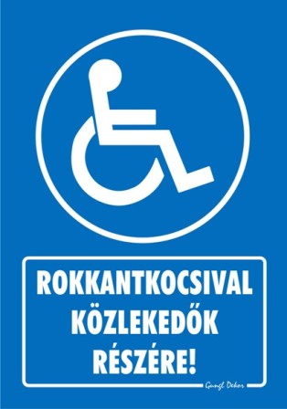 Rokkantkocsival közlekedők részére tábla matrica, kék alapon fehér szöveg, tolókocsis ember piktogram