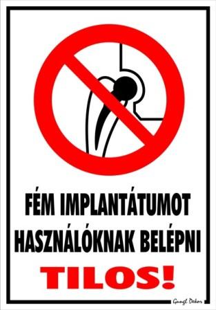 Fém implantátumot használóknak belépni tilos! piktogrammal tábla matrica
