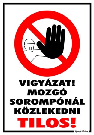 Vigyázat! Mozgó sorompónál közlekedni tilos! piktogrammal tábla matrica