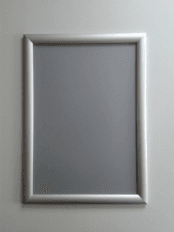 Alumínium plakátkeret szögletes biztonsági sarkokkal 50x70 cm-es