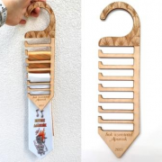 Fa gravírozott nyakkendőtartó egyedi szöveggel, mintával