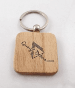 Fa négyzet alakú kulcstartó kulcskarikával egyedi gravírozott szöveggel