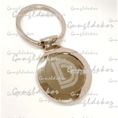 Gravírozott kör alakú kulcstartó egyedi szöveggel vagy logóval 37 mm átmérővel