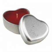Szív alakú illatgyertya fém dobozban egyedi gravírozott szöveggel