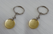 Arany színű kerek kis tükrös biléta kulcskarikával egyedi gravírozott felirattal 2 db-os kiszerelésben