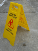 Csúszásveszélyre figyelmeztető (Caution wet Floor) kinyitható sárga műanyag tábla magyar és angol szöveggel