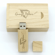 Fa 32GB-os pendrive igényes kivitelezésű fa díszdobozban egyedi gravírozott felirattal