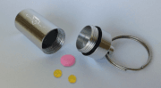 Gravírozott hengeres kulcstartós fém gyógyszertartó egyedi szöveggel