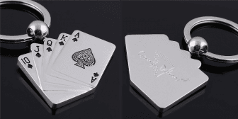 Pókerkártyás fém kulcstartó hátoldalán egyedi gravírozott szöveggel