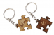 Mr és Mrs puzzle alakú összetartozó biléta pároknak egyedi szöveggel kulcstartó lánccal és karikával ellátva 2db-os gravírozott bükkfa kivitelben