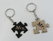Mr és Mrs puzzle alakú összetartozó biléta pároknak egyedi szöveggel kulcstartó lánccal és karikával ellátva 2db-os gravírozott műanyag kivitelben 15 féle színben