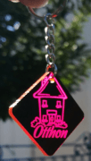 Speciális Fekete-Rózsaszín kulcstartós biléta egyedi figurával szöveggel kulcstartó lánccal és karikával ellátva