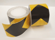 Fényvisszaverős sárga-fekete veszélyt jelölő öntapadós szalag