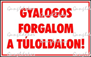 Gyalogos forgalom a túloldalon tábla matrica, fehér alapon piros szöveg